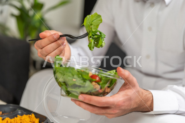رجل عربي سعودي خليجي يتبع حمية غذائية صحية ، نظام غذائي صحي مفيد ، طبق سلطة صحي ، مقبلات باردة  