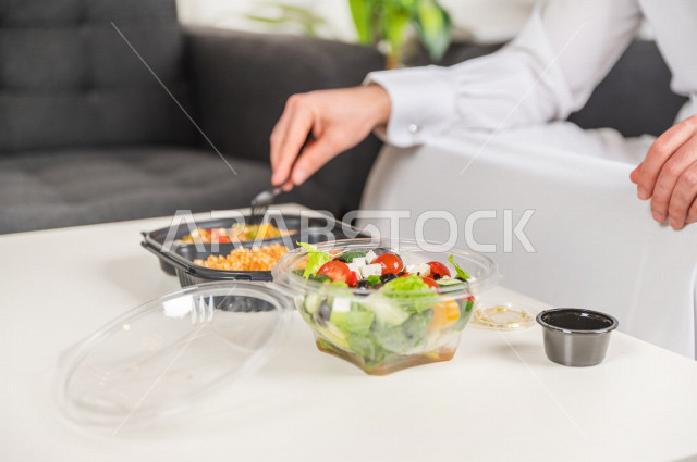 وجبات صحية مكونة من الأرز والدجاج مع السلطة الطازجة لجسم رشيق متناسق , حمية غذائية , الوزن المثالي .