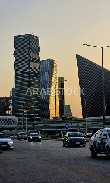 الحركة المرورية وسير السيارات امام مركز الملك عبد الله المالي (كافد)، المنشآت والأبراج المالية في مدينة الرياض، الفن الهندسي المعماري للمباني وناطحات السحاب المشهورة في المملكة، تحقيق النهضة الاقتصادية والتجارية، النمو والتطور العمراني في السعودية