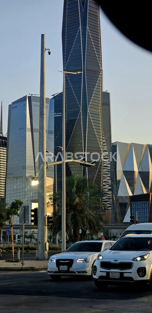 الحركة المرورية وسير السيارات امام مركز الملك عبد الله المالي (كافد)، المنشآت والأبراج المالية في مدينة الرياض، الفن الهندسي المعماري للمباني وناطحات السحاب المشهورة في المملكة، تحقيق النهضة الاقتصادية والتجارية، النمو والتطور العمراني في السعودية