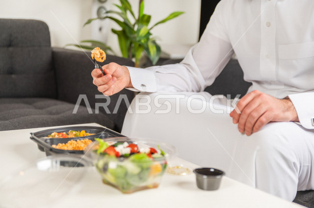 وجبات صحية مكونة من الأرز والدجاج مع السلطة الطازجة لجسم رشيق متناسق , حمية غذائية , الوزن المثالي .