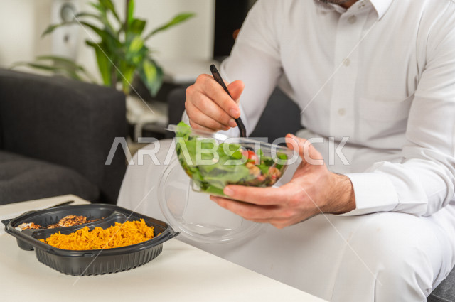 وجبات صحية مكونة من الأرز والدجاج مع السلطة الطازجة لجسم رشيق متناسق , حمية غذائية , الوزن المثالي .