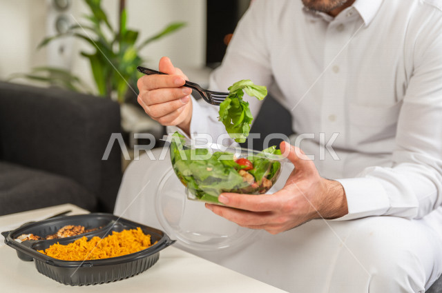 وجبات صحية مكونة من الأرز والدجاج مع السلطة الطازجة لجسم رشيق متناسق , حمية غذائية , الوزن المثالي .