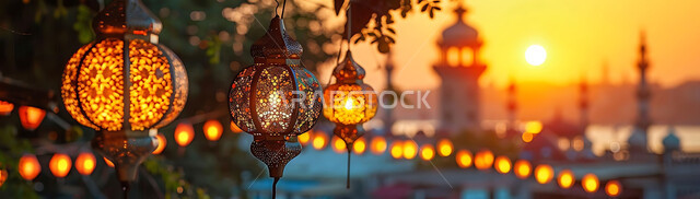 ديكورات وزينة وأضواء رمضانية متميزة، بطاقات تهنئة بالمناسبات والأعياد الدينية الإسلامية، صورة بانورامية للفوانيس الذهبية المعلقة المضيئة وسط المدينة وقت الغروب، تحف تقليدية للاحتفال بقدوم شهر الخير، خلفية المساجد والجوامع