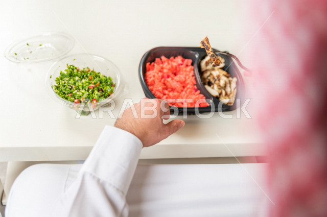وجبة صحية مكونة من الدجاج المشوي والقليل من الأرز المسلوق لوجبة صحية مفيدة , أطباق ساخنة , وجبات صحية لجسم رشيق , الوزن المثالي . 