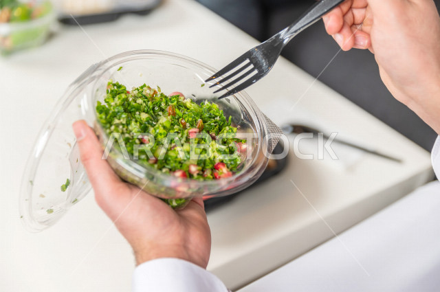 صحن تبولة خضراء طازجة مفيدة , مقبلات باردة .