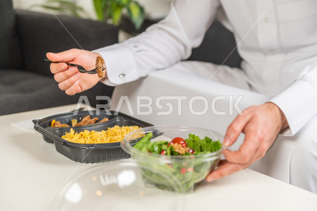وجبة صحية متكاملة مكونة من سلطة الخضروات الطازجة وطبق من اللحم مع القليل من الأرز الصحي , حمية غذائية لجسم رشيق ووزن مثالي , مقبلات باردة و وجبات ساخنة . 