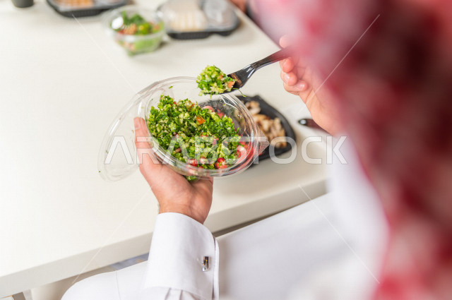 صحن تبولة خضراء طازجة مفيدة , مقبلات باردة .