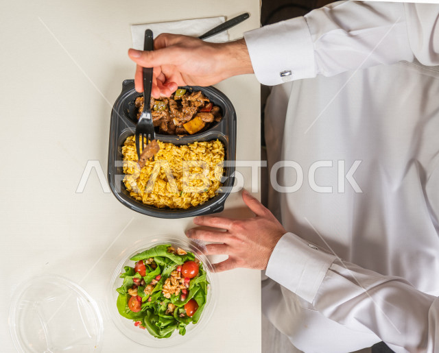 وجبة صحية متكاملة مكونة من سلطة الخضروات الطازجة وطبق من اللحم مع القليل من الأرز الصحي , حمية غذائية لجسم رشيق ووزن مثالي , مقبلات باردة و وجبات ساخنة . 