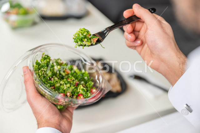 صحن تبولة خضراء طازجة مفيدة , مقبلات باردة .