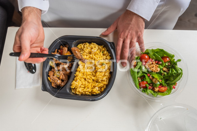 وجبة صحية متكاملة مكونة من سلطة الخضروات الطازجة وطبق من اللحم مع القليل من الأرز الصحي , حمية غذائية لجسم رشيق ووزن مثالي , مقبلات باردة و وجبات ساخنة . 