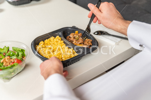 وجبة صحية متكاملة مكونة من سلطة الخضروات الطازجة وطبق من اللحم مع القليل من الأرز الصحي , حمية غذائية لجسم رشيق ووزن مثالي , مقبلات باردة و وجبات ساخنة . 