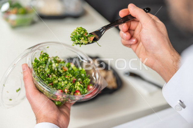 صحن تبولة خضراء طازجة مفيدة , مقبلات باردة .