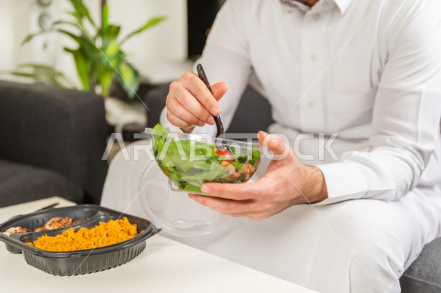 وجبات صحية مكونة من الأرز والدجاج مع السلطة الطازجة لجسم رشيق متناسق , حمية غذائية , الوزن المثالي .
