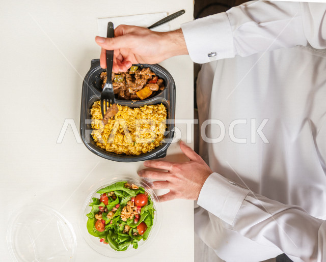 وجبة صحية متكاملة مكونة من سلطة الخضروات الطازجة وطبق من اللحم مع القليل من الأرز الصحي , حمية غذائية لجسم رشيق ووزن مثالي , مقبلات باردة و وجبات ساخنة . 