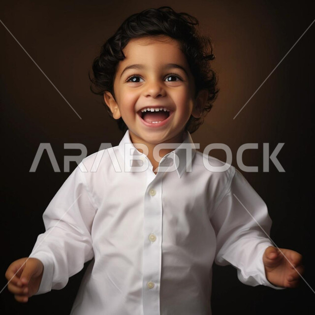 ايماءات الحماس والسعادة، بهجه وفرحة الأطفال بالعيد السعيد، بورتريه مقرب لولد عربي خليجي سعودي يرتدي الثوب التقليدي، التحضير والتجهيز للاحتفال بالأعياد والمناسبات الإسلامية السعيدة ، خلفية بنية