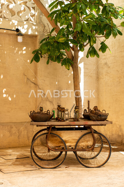 عربة تقليدية من الخشب تحمل تحف واكسسوارات اثريه قديمه في منطقة السيف التراثية، معالم وأماكن تاريخية سياحية في الإمارات العربية المتحدة ، ثقافة وتراث دبي، التراث العمراني على الطراز القديم