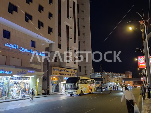 الشوارع والطرقات المعبده في الحرم المكي الشريف, التصميم المعماري الفاخر للمباني والأبراج السكنيه, الفنادق والمنتجعات السياحية الفاخرة المجاورة للمسجد الحرام بالمملكة العربية السعودية، شارع إبراهيم الخليل في مكة المكرمة ليلا