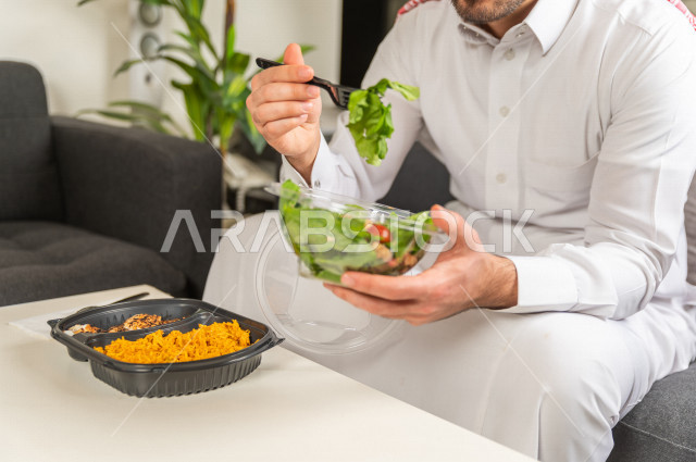 وجبات صحية مكونة من الأرز والدجاج مع السلطة الطازجة لجسم رشيق متناسق , حمية غذائية , الوزن المثالي .