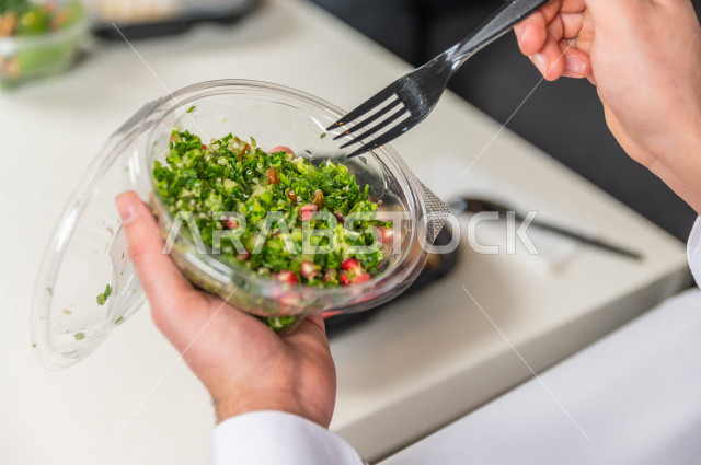 صحن تبولة خضراء طازجة مفيدة , مقبلات باردة .