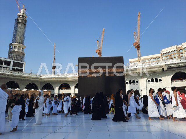 الحجاج والمعتمرين في يطوفون حول الكعبة في ساحة المسجد الحرام في مكة المكرمة ، أداء مناسك الحج والعمرة، الفن الهندسي المعماري على الطراز الإسلامي، الحرم المكي الشريف، معالم دينية إسلامية في المملكة العربية السعودية