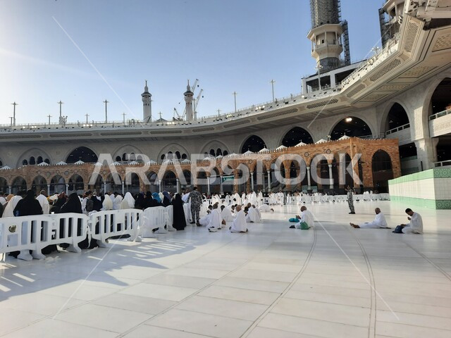 Architectural art in the Islamic style, performing Hajj and Umrah rituals, pilgrims and pilgrims in the courtyard of the Grand Mosque in Mecca, Saudi Arabia during the day, the Holy Mosque of Mecca, Islamic religious landmarks