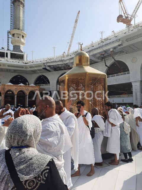اداء مناسك الحج والعمرة، مقام سيدنا ابراهيم عليه السلام في الحرم المكي الشريف في مكة المكرمة في المملكة العربية السعودية، الحجاج والمعتمرين في ساحات الحرم المكي، اماكن ومعالم دينية إسلامية مقدسة
