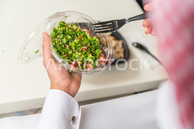 صحن تبولة خضراء طازجة مفيدة , مقبلات باردة .