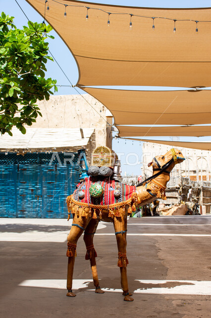 الاهتمام في تربية الجمال والإبل، حيوانات التنقل والسفر في القدم، مجسم لجمل في منطقة السيف التراثية بمدينة دبي بالإمارات العربية المتحدة، أماكن ومعالم سياحية مشهورة في دبي