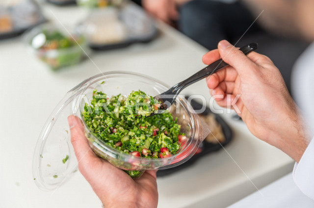 صحن تبولة خضراء طازجة مفيدة , مقبلات باردة .