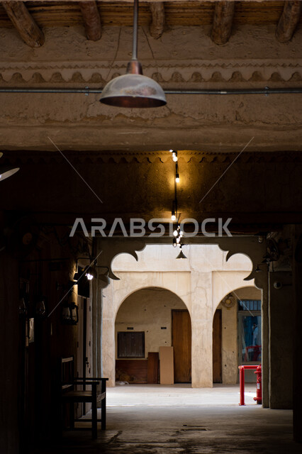 أشهر الأسواق الشعبية، بوابة في بناء قديم من داخل سوق دبي في منطقة السيف، معالم وأماكن تاريخية سياحية في الإمارات العربية المتحدة، ثقافة وتراث دبي، الفن الهندسي المعماري على الطراز القديم