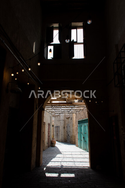 بوابة في بناء قديم من داخل سوق دبي في منطقة السيف، أشهر الأسواق الشعبية، معالم وأماكن تاريخية سياحية في الإمارات العربية المتحدة، ثقافة وتراث دبي، الفن الهندسي المعماري على الطراز القديم