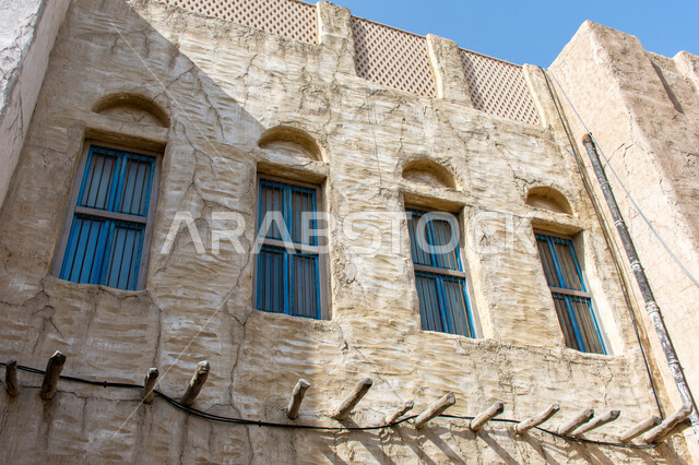 الفن الهندسي المعماري على الطراز القديم، معالم وأماكن تاريخية سياحية في الإمارات العربية المتحدة، أشهر الأسواق الشعبية، صورة مقربة لبناء قديم من داخل سوق دبي في منطقة السيف