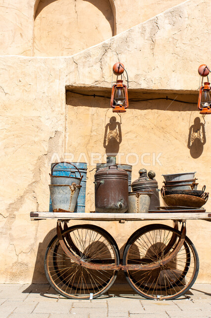 عربة مليئة بالأواني المعدنية القديمة والانتيكا، قناديل معلقة في منطقة السيف التراثية بمدينة دبي، استخدام الفوانيس التقليدية في الانارة، أماكن ومعالم تاريخية سياحية، الأحياء الشعبية في الإمارات العربية المتحدة