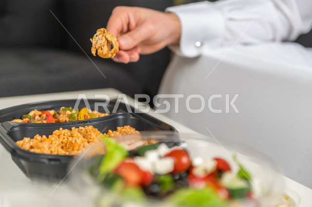 وجبات صحية مكونة من الأرز والدجاج مع السلطة الطازجة لجسم رشيق متناسق , حمية غذائية , الوزن المثالي .