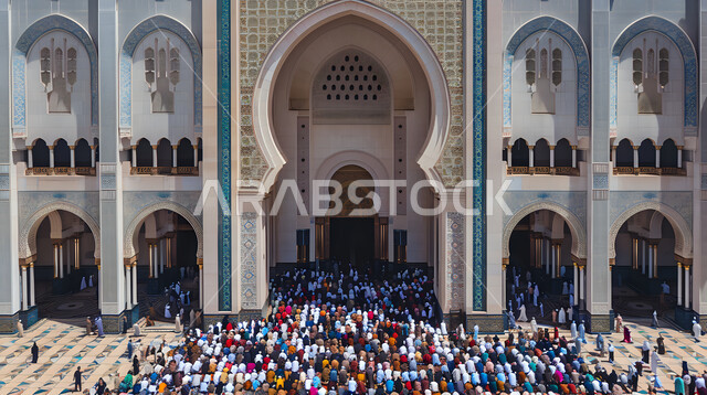 اداء الصلوات على وقتها في الجامع، الزخارف والنقوش الاسلامية علة الأعمدة والأقواس, المناسبات والأعياد الدينية، التصاميم والديكورات الهندسية المعمارية للمساجد على الطراز الاسلامي العربي, تجمع المسلمون للصلاة في حرم المسجد