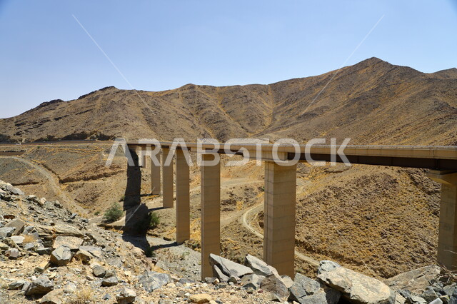 جسر ممر بين الجبال وسط الصحراء المملكة العربية السعودية ، التكوينات والتشكيلات الصخرية في المرتفعات الجبلية ، الأماكن والمعالم السياحية في المناطق الصحراوية