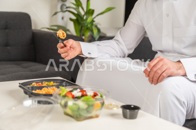 وجبات صحية مكونة من الأرز والدجاج مع السلطة الطازجة لجسم رشيق متناسق , حمية غذائية , الوزن المثالي .