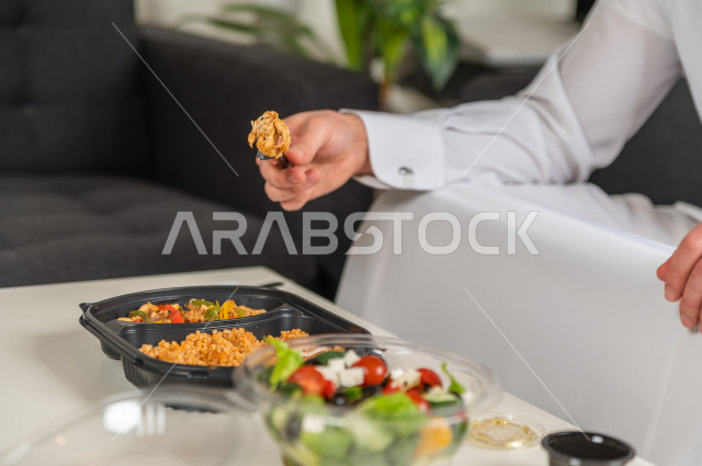 وجبات صحية مكونة من الأرز والدجاج مع السلطة الطازجة لجسم رشيق متناسق , حمية غذائية , الوزن المثالي .