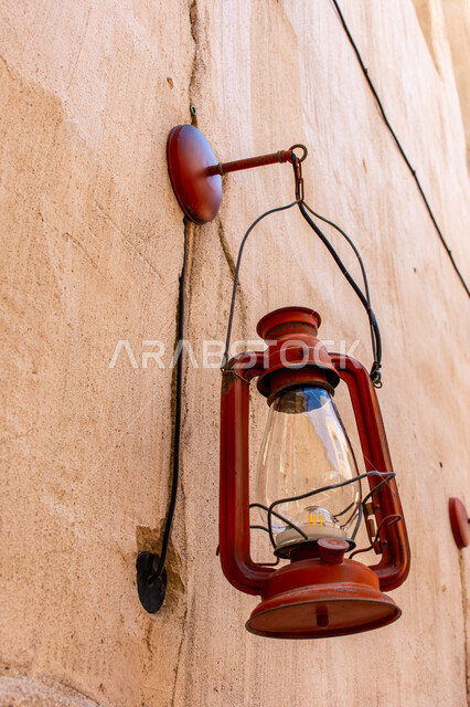 التصاميم والتحف على الطراز القديم في الامارات العربية المتحدة, فانوس شعبي عربي تقليدي, منطقة السيف التراثية بمدينة دبي, القناديل المعدنية المعلقة على الجدران الطينية، أداوت إنارة بدائية وانتيكا تقليدية، الحفاظ على تراث الأجداد