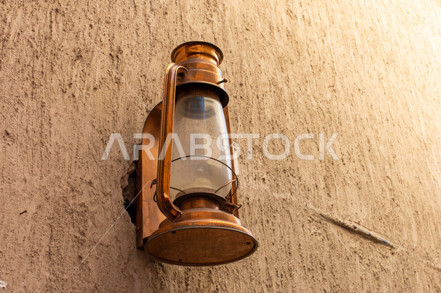 أداوت إنارة بدائية وانتيكا تقليدية، التحف والتصاميم على الطراز القديم في الامارات العربية المتحدة, فانوس شعبي عربي تقليدي, منطقة السيف التراثية بمدينة دبي, القناديل المعدنية المعلقة على الجدران الطينية، الحفاظ على تراث الأجداد