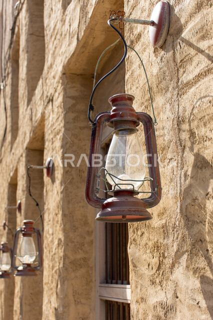 انتيكا تقليدية وأداوت إنارة بدائية، التحف والتصاميم على الطراز القديم في الامارات العربية المتحدة, فانوس شعبي عربي تقليدي, منطقة السيف التراثية بمدينة دبي, القناديل المعدنية المعلقة على الجدران الطينية، الحفاظ على تراث الأجداد