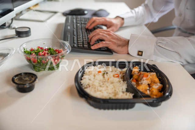 وجبة صحية متكاملة من الأرز والبطاطس مع طبق من التبولة الطازجة , وجبات صحية , حمية غذائية . 