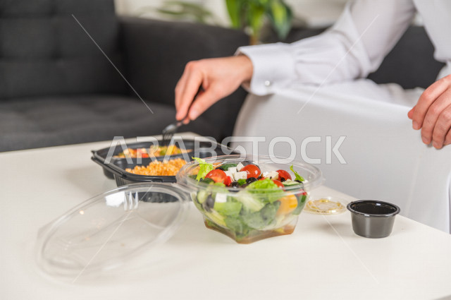 وجبات صحية مكونة من الأرز والدجاج مع السلطة الطازجة لجسم رشيق متناسق , حمية غذائية , الوزن المثالي .