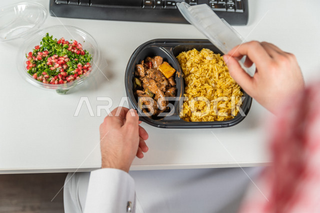 وجبة صحية متكاملة مكونة من سلطة الخضروات الطازجة وطبق من اللحم مع القليل من الأرز الصحي , حمية غذائية لجسم رشيق ووزن مثالي , مقبلات باردة و وجبات ساخنة . 