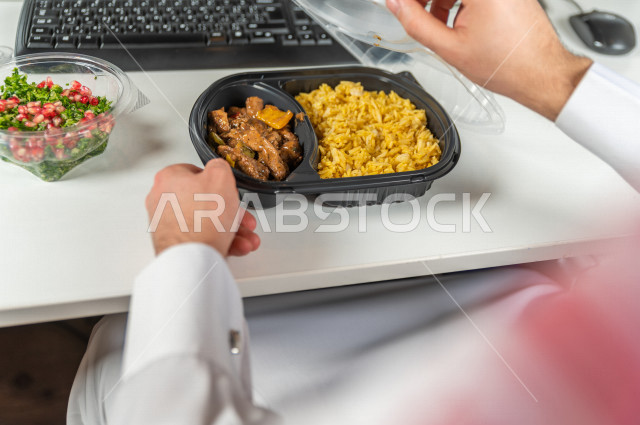 وجبة صحية متكاملة مكونة من سلطة الخضروات الطازجة وطبق من اللحم مع القليل من الأرز الصحي , حمية غذائية لجسم رشيق ووزن مثالي , مقبلات باردة و وجبات ساخنة . 