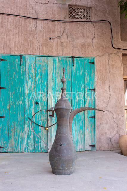 مجسم لدلة رمادية  كبيرة في منطقة السيف التراثية في مدينة دبي،التجول والرحلات السياحية في دولة الامارات العربية المتحدة, أماكن جذب واستقطاب السائحين من شتى أنحاء العالم, الديكورات والتصاميم على الطراز القديم, الضيافة والكرم عند العرب