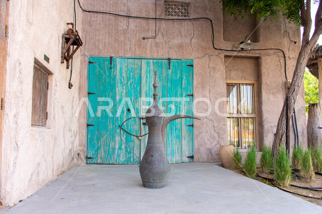 الضيافة والكرم عند العرب, مجسم لدلة رمادية كبيرة في منطقة السيف التراثية في مدينة دبي،التجول والرحلات السياحية في دولة الامارات العربية المتحدة, أماكن جذب واستقطاب السائحين من شتى أنحاء العالم, الديكورات والتصاميم على الطراز القديم