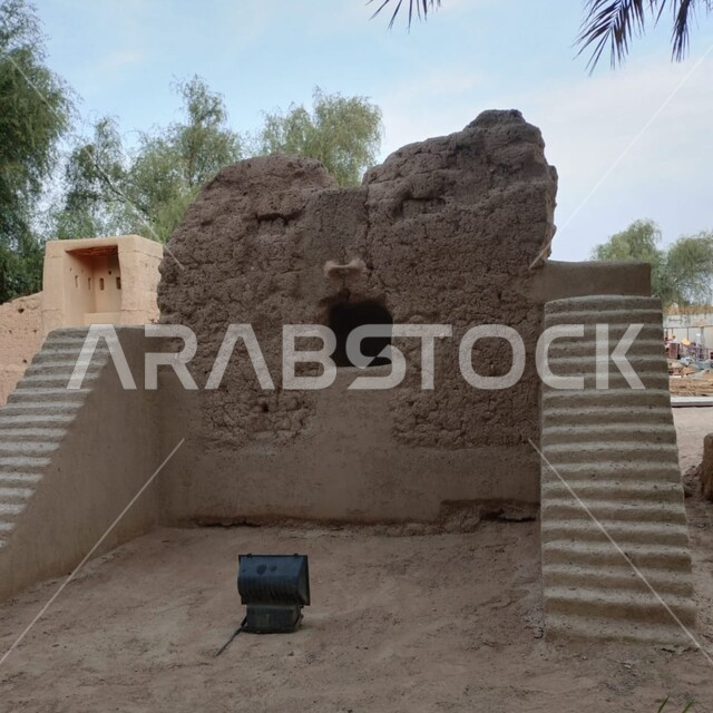 مقصد السياح من مختلف البلدان, الاهتمام في زراعة الاشجار الخضراء, وجهة ثقافية ترفيهيه, أماكن و معالم تاريخية أثرية سياحية مشهورة في الامارات العربيه المتحدة, مركز القطارة للفنون في مدينة العين ,صورة مقربة للحصون المبنية من الطين على الطراز القديم