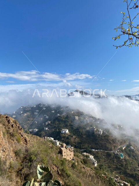 الاستمتاع بالمناظر الطبيعية والأجواء الضبابية, المدرجات الزراعية في مدينة جازان في السعودية، البيوت والمباني السكنية على القمم والمرتفعات الجبلية في محافظة فيفاء، الأشجار والنباتات الخضراء على سفوح الجبال, أماكن السياحة والاصطياف المشهورة في المملكة